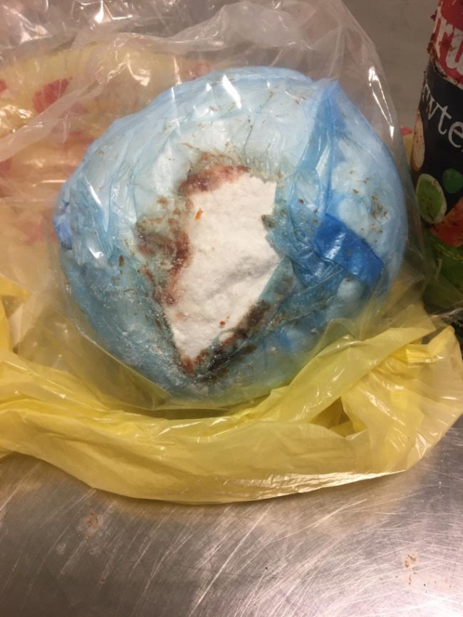 Кокаїн у банці з томатом: у Борисполі затримали наркокур’єра. ВІДЕО