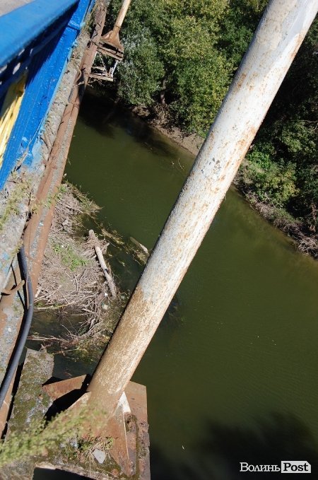 Луцькі «мости на мільйон» сипляться. ФОТО