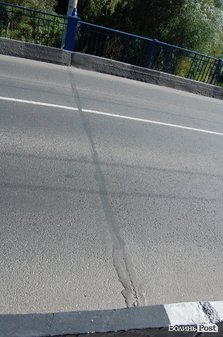 Луцькі «мости на мільйон» сипляться. ФОТО