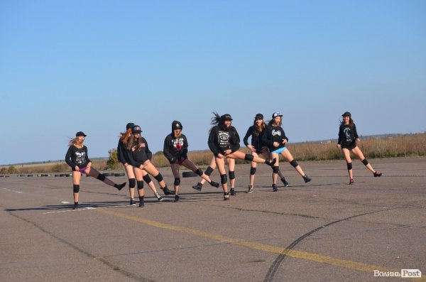 Під Луцьком відбувся чемпіонат з дрег-рейсингу. ФОТО