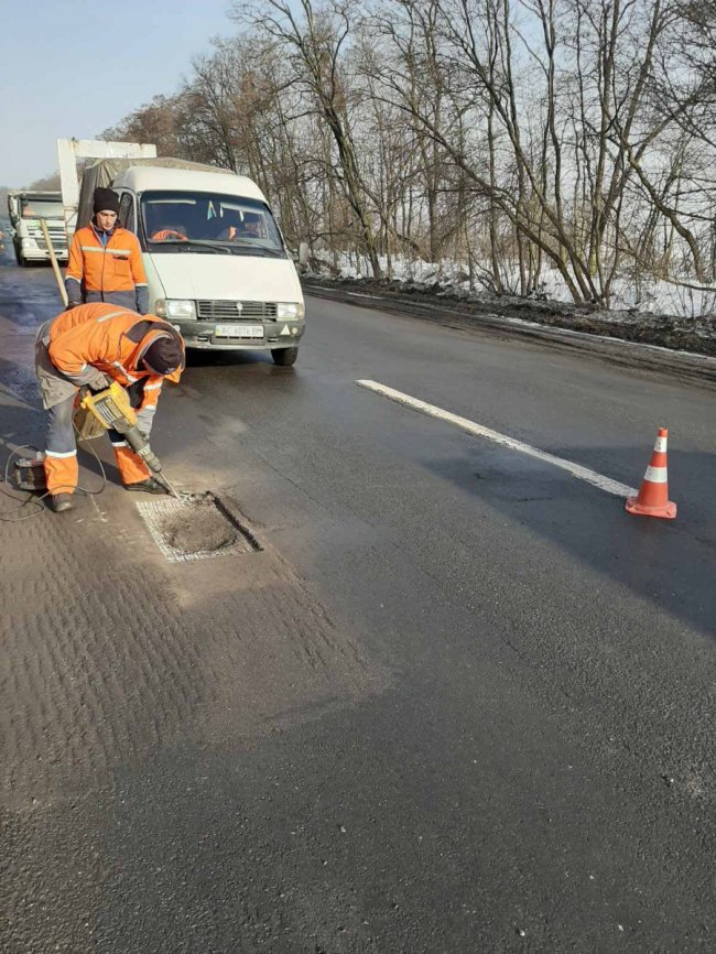 Задіяли 13 бригад: на дорогах Волині «латають» ями. ФОТО