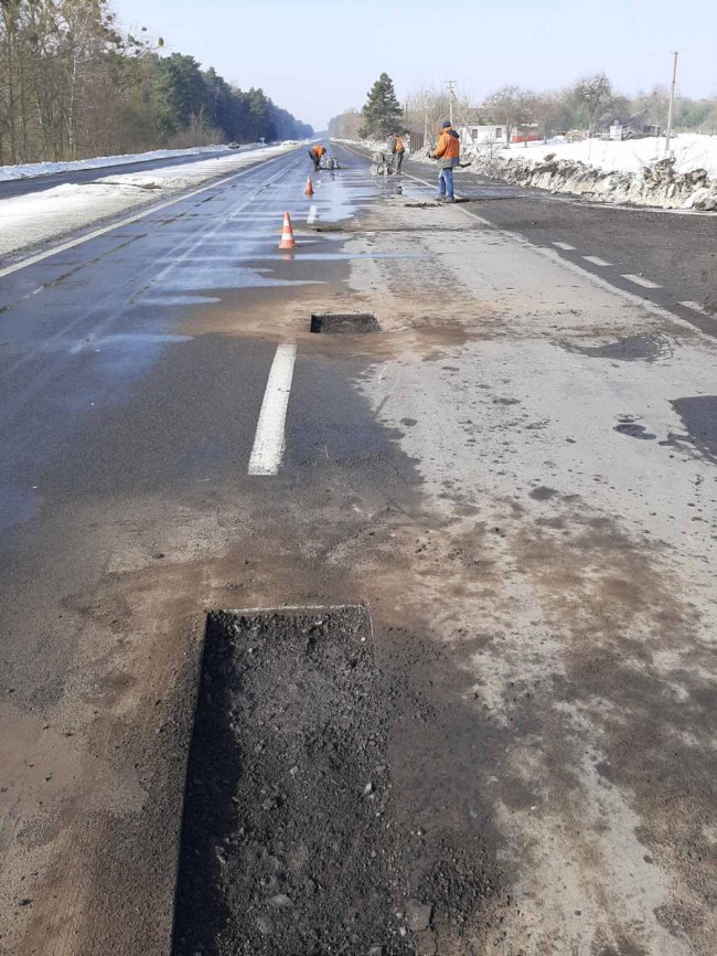 Задіяли 13 бригад: на дорогах Волині «латають» ями. ФОТО