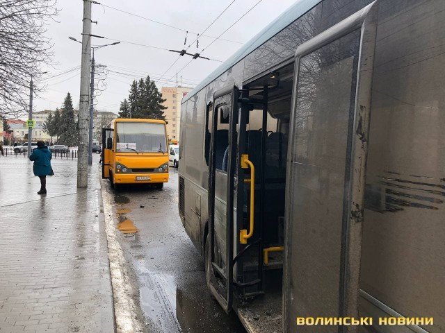 У центрі Луцька зіткнулися маршрутки. ФОТО