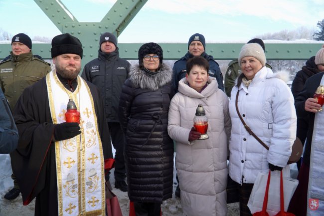 У Володимир привезли Вифлеємський вогонь миру: його передадуть військовим. ФОТО