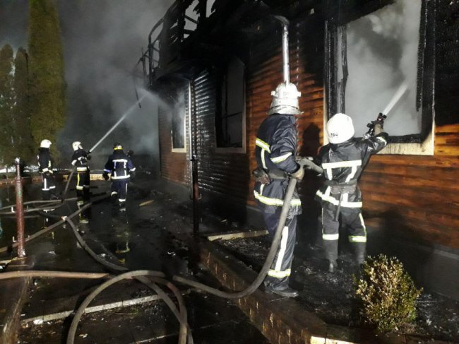 У Рівному вночі вщент згорів ресторан. ФОТО