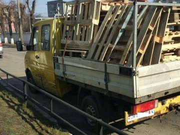 У Луцьку евакуювали авто, бо було з різними номерами