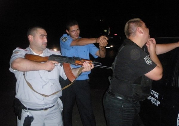 «Беркут» в соцмережах: зброя, м'язи і гола наречена. ФОТО