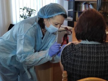 На Волині виїзна бригада вакцинувала майже 60 працівників держустанов