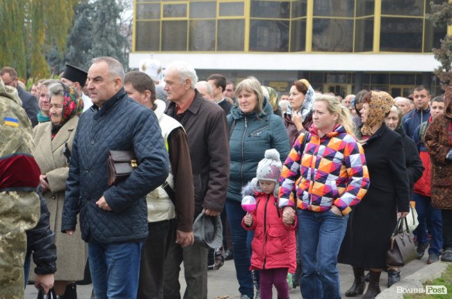 «Він захищав не лише свою сім‘ю»: у Луцьку попрощалися з Героєм. ФОТОРЕПОРТАЖ