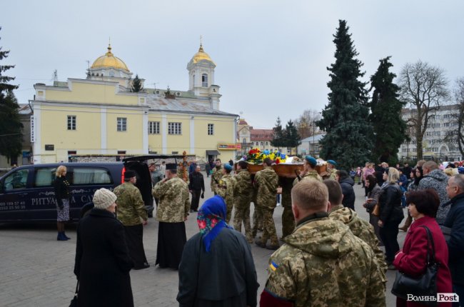 «Він захищав не лише свою сім‘ю»: у Луцьку попрощалися з Героєм. ФОТОРЕПОРТАЖ