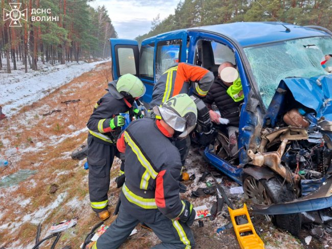 На Волині рятувальники деблокували трьох людей, яких затиснуло в авто внаслідок ДТП