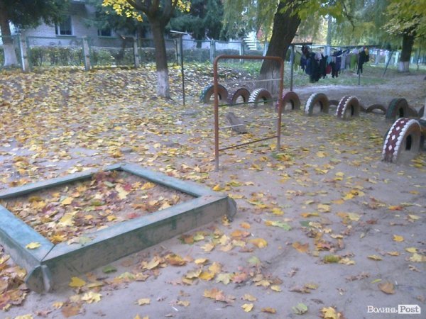 Лучани незадоволені будівництвом храму через електричний кабель. ФОТО