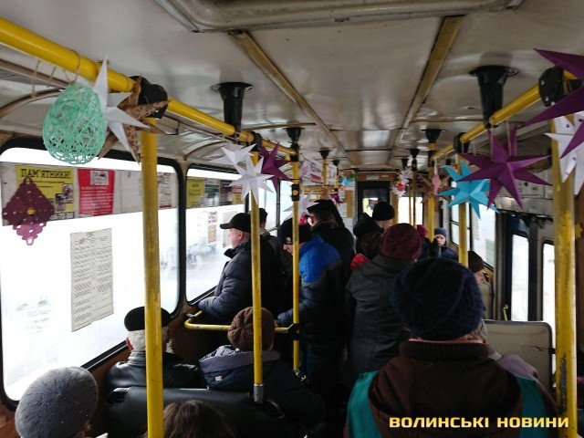 Свято наближається: у Луцьку прикрасили тролейбус. ФОТО