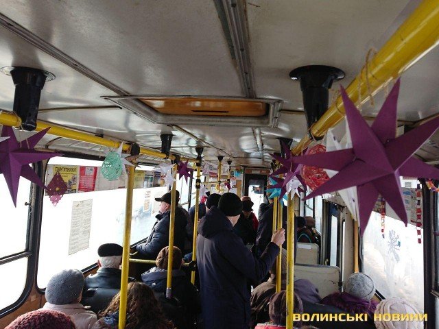 Свято наближається: у Луцьку прикрасили тролейбус. ФОТО