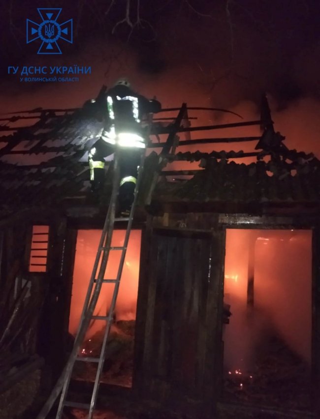 На Волині горів будинок: власниця отримала опіки