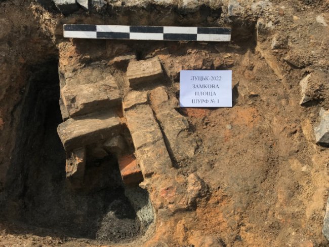 У Луцьку на Замковій площі виявили мурування середньовічної забудови. ФОТО