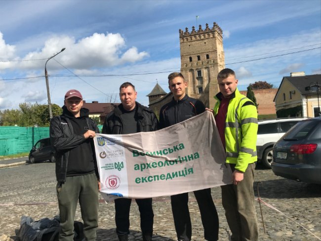 У Луцьку на Замковій площі виявили мурування середньовічної забудови. ФОТО
