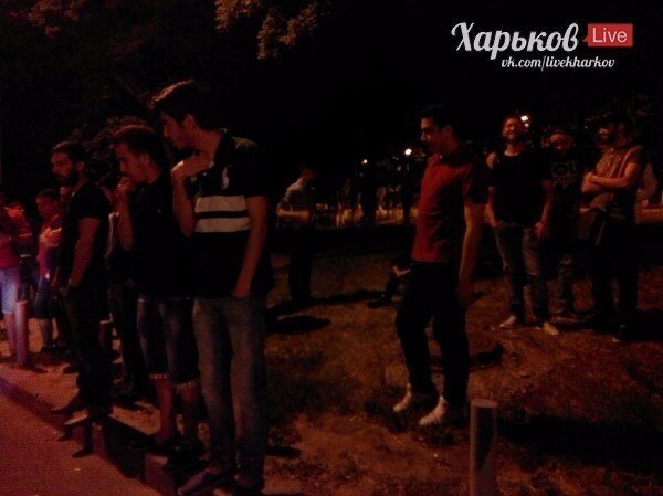 У Харкові натовп молодиків у масках влаштував різанину у студмістечку. ФОТО. ВІДЕО