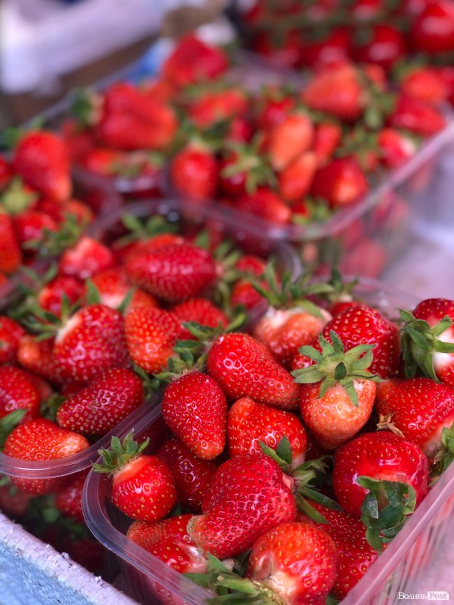 Скільки коштує полуниця на луцькому ринку та чи чекати на кавуни і мелітопольську черешню 