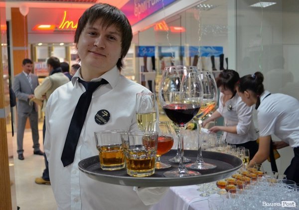 У центрі Луцька відкрили торговий центр «Буратіно». ФОТО