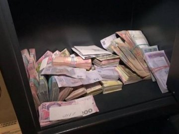 На Волині чоловік викрав у родича із сейфа чималу суму грошей 