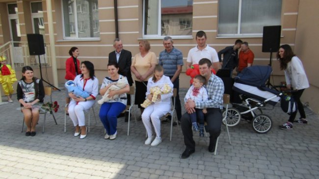 Перша трійня на Волині: виписку з пологового перетворили на шоу