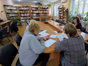 Слухають пісні, читають вірші та діляться рецептами: у місті на Волині відновили курси вивчення української мови