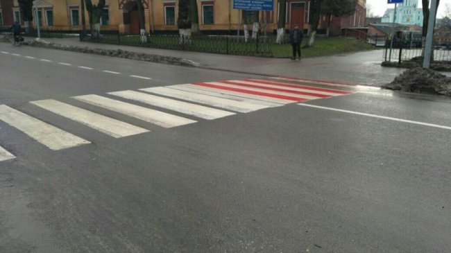 У Володимирі недомалювали пішохідний перехід. ФОТОФАКТ