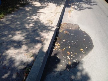 На одній з луцьких вулиць затоплює дорогу через забиту каналізаційну решітку