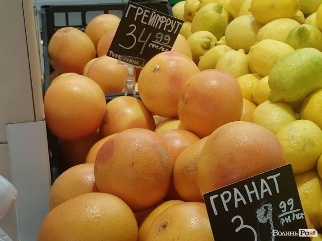 Від і до: скільки у Луцьку коштують перші мандарини. ФОТО