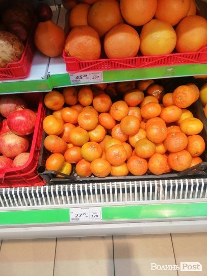 Від і до: скільки у Луцьку коштують перші мандарини. ФОТО