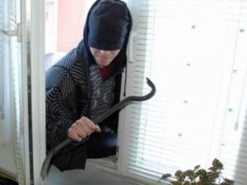 Волинянин заліз через вікно та викрав із будинку односельчанки 12 тисяч гривень