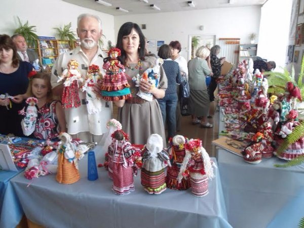 Творчі люди Луцька презентували колекцію вишитих картин та ляльок-мотанок