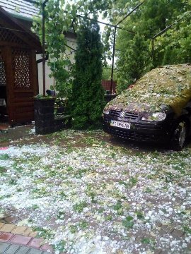 Град на Закарпатті трощив автомобілі та дахи будинків