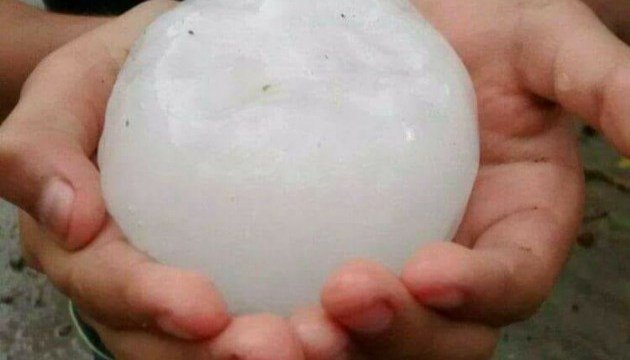 Град на Закарпатті трощив автомобілі та дахи будинків