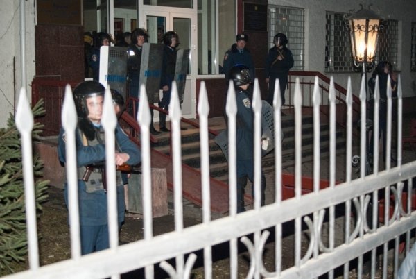 Фото нічного бунту в Луцьку