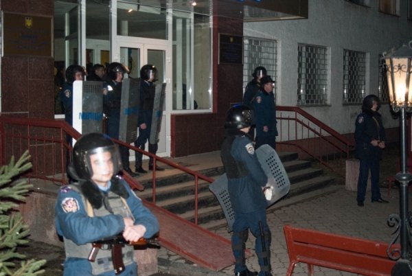 Фото нічного бунту в Луцьку