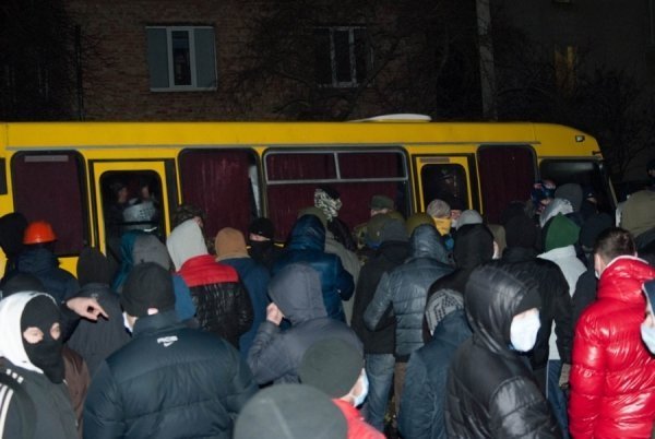 Фото нічного бунту в Луцьку