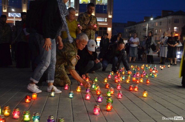Пам’ять, яка житиме вічно: у Луцьку вшанували загиблих під Іловайськом. ФОТО
