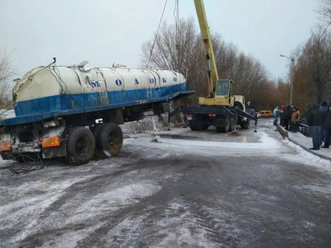 Через аварію з молоковозом три села поблизу Луцька залишились без газу. ОНОВЛЕНО. ФОТО
