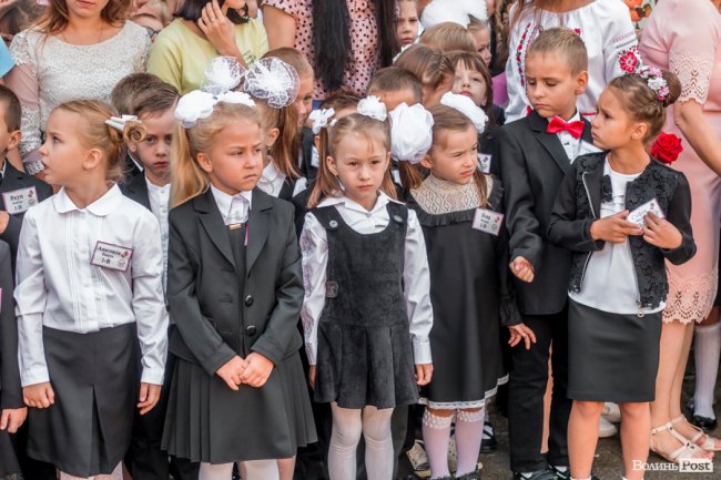 Квіти, вітання та усміхнені першачки: у луцькій школі №9 пролунав перший дзвоник. ФОТО
