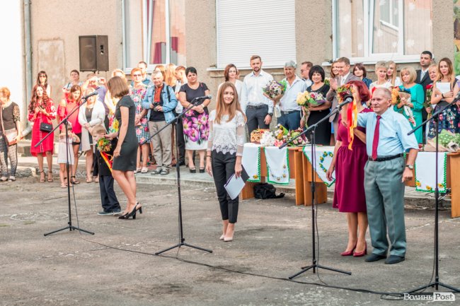 Квіти, вітання та усміхнені першачки: у луцькій школі №9 пролунав перший дзвоник. ФОТО