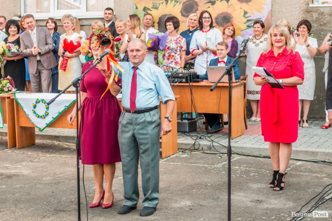 Квіти, вітання та усміхнені першачки: у луцькій школі №9 пролунав перший дзвоник. ФОТО