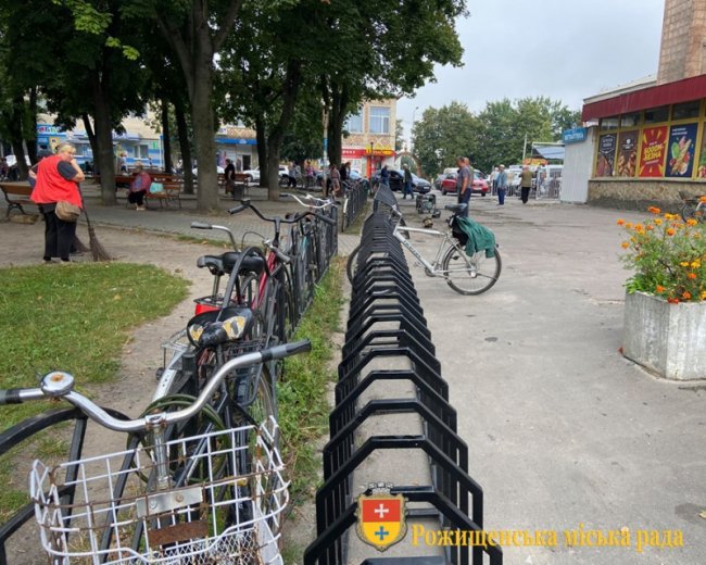 У Рожищі  в центрі міста облаштовують велостоянку. ФОТО