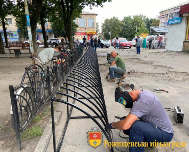 У Рожищі  в центрі міста облаштовують велостоянку. ФОТО