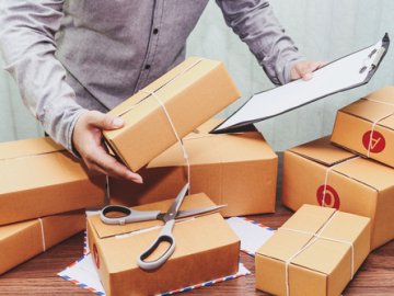 Українці працювали у польській фірмі кур'єрами і крали посилки