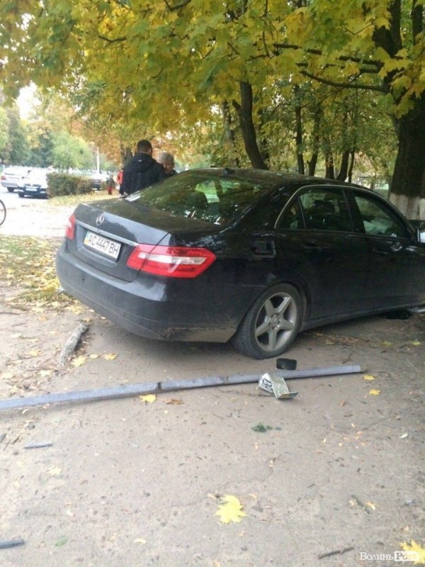 «П'яна» аварія в Луцьку: авто знесло паркан