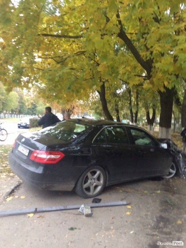 «П'яна» аварія в Луцьку: авто знесло паркан