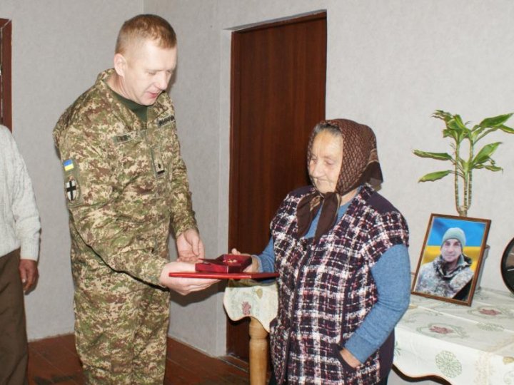 Батькам загиблого захисника з Волині вручили його посмертну нагороду. ФОТО