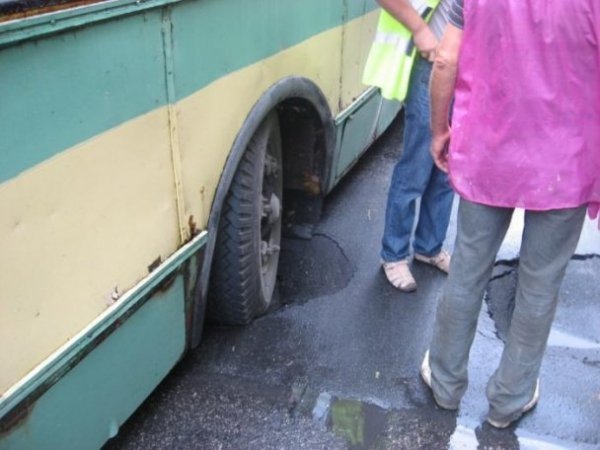 У Херсоні тролейбус із людьми провалився в яму. ФОТО. ВІДЕО